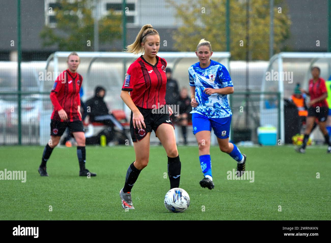 Ystrad Mynach, Galles. 3 ottobre 2021. Sophie Hudson di Hounslow Women on the ball durante la partita di fa Women's National League Southern Premier Division tra Cardiff City Ladies e Hounslow Women al Centre of Sporting Excellence di Ystrad Mynach, Galles, Regno Unito, il 3 ottobre 2021. Crediti: Duncan Thomas/Majestic Media. Foto Stock