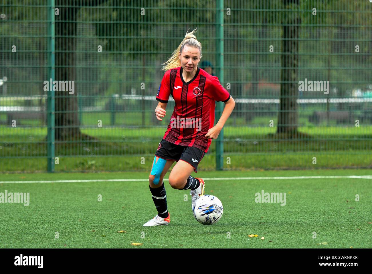 Ystrad Mynach, Galles. 3 ottobre 2021. Jessica Watkins di Hounslow Women in azione durante la partita di fa Women's National League Southern Premier Division tra Cardiff City Ladies e Hounslow Women al Centre of Sporting Excellence di Ystrad Mynach, Galles, Regno Unito, il 3 ottobre 2021. Crediti: Duncan Thomas/Majestic Media. Foto Stock