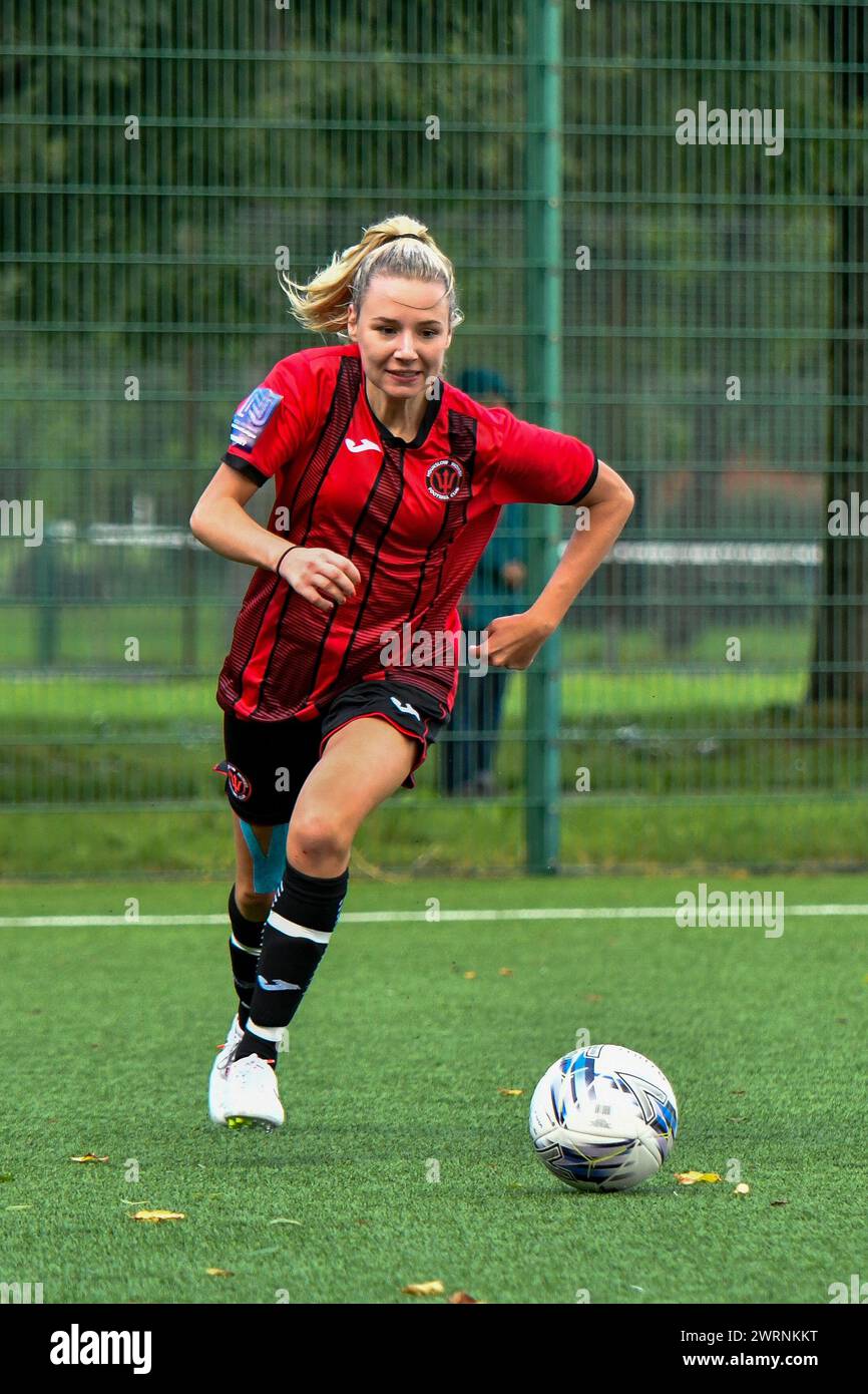 Ystrad Mynach, Galles. 3 ottobre 2021. Jessica Watkins di Hounslow Women in azione durante la partita di fa Women's National League Southern Premier Division tra Cardiff City Ladies e Hounslow Women al Centre of Sporting Excellence di Ystrad Mynach, Galles, Regno Unito, il 3 ottobre 2021. Crediti: Duncan Thomas/Majestic Media. Foto Stock