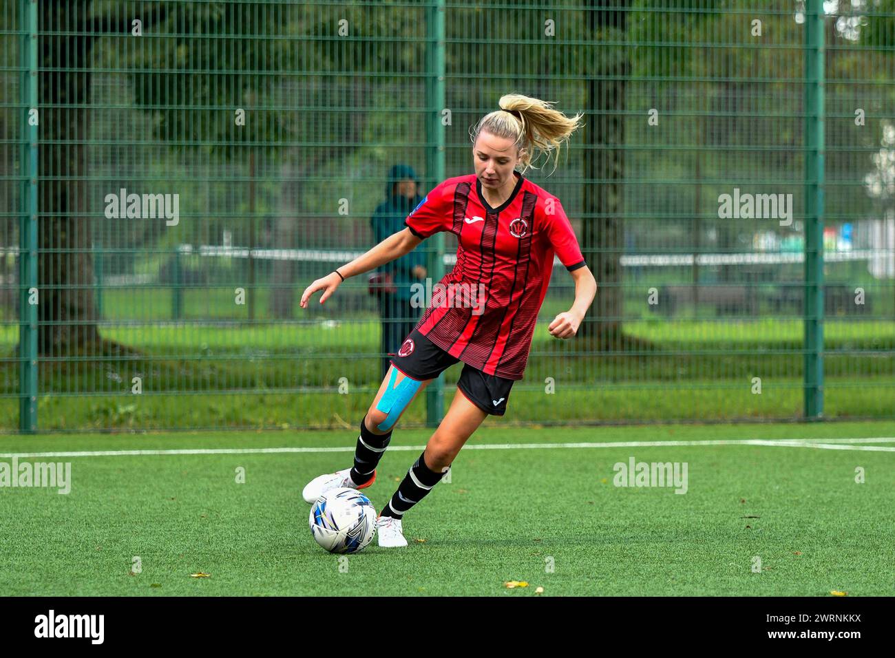 Ystrad Mynach, Galles. 3 ottobre 2021. Jessica Watkins di Hounslow Women in azione durante la partita di fa Women's National League Southern Premier Division tra Cardiff City Ladies e Hounslow Women al Centre of Sporting Excellence di Ystrad Mynach, Galles, Regno Unito, il 3 ottobre 2021. Crediti: Duncan Thomas/Majestic Media. Foto Stock