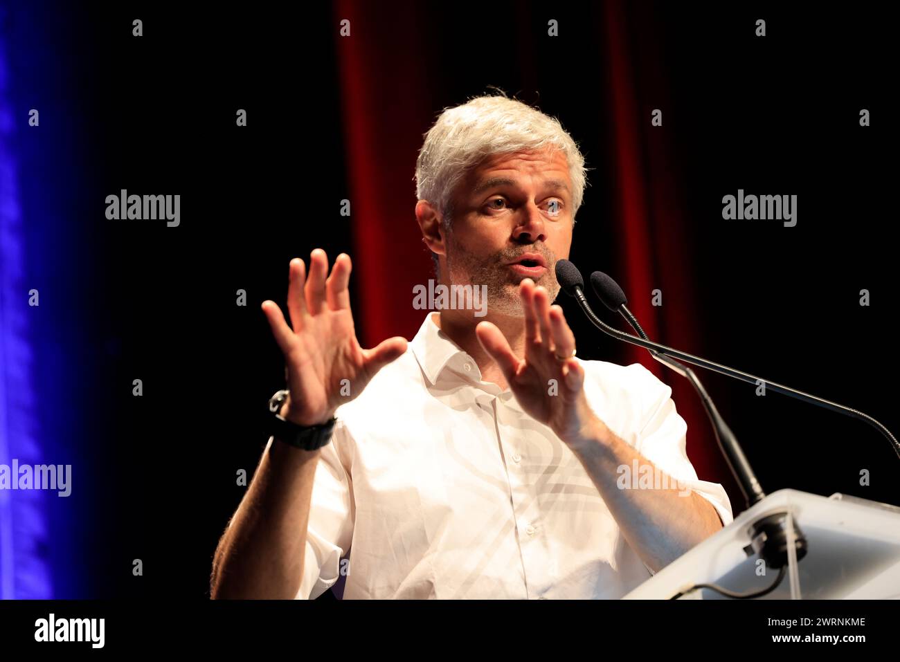 Laurent Wauquiez, politico francese "Les Républicains", durante la campagna elettorale a Sarlat nel Périgord noir a sostegno del locale c Foto Stock