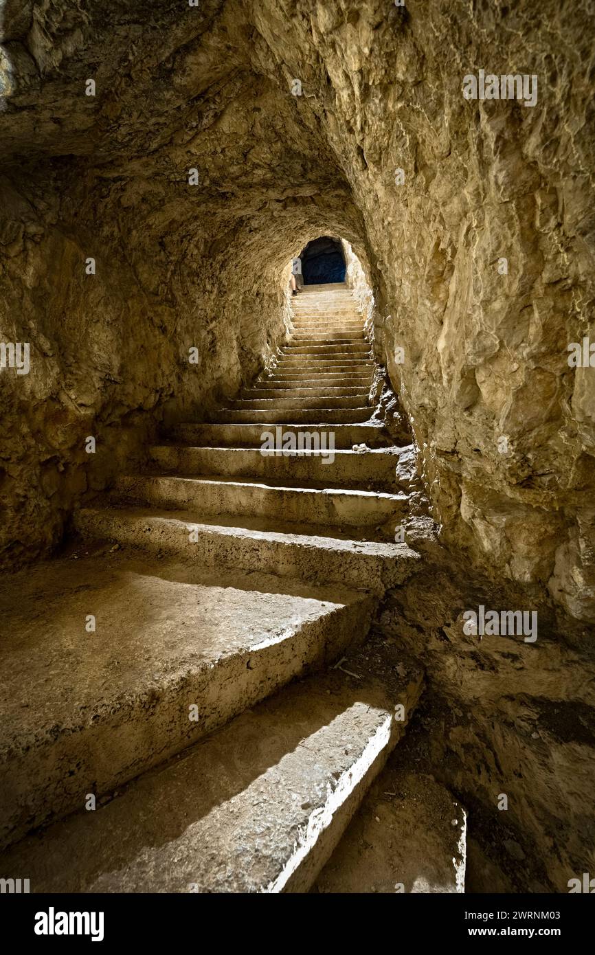 Il "sentiero dei 100 gradini" è un tunnel della roccaforte austro-ungarica della grande Guerra del Monte Celva. Trento, Trentino, Italia. Foto Stock