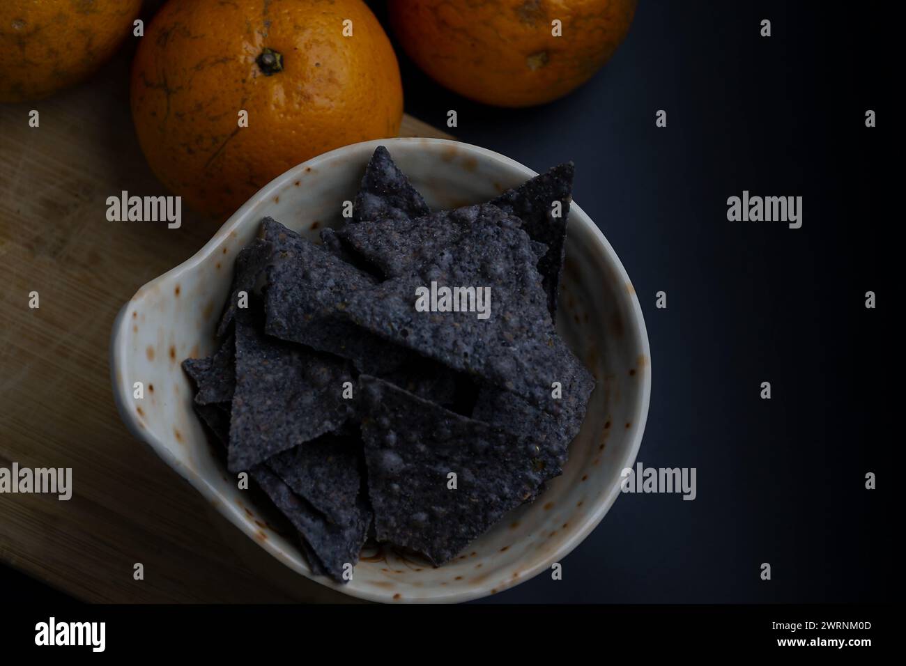 Blue Corn Tortilla Chips in una ciotola, attenzione selettiva Foto Stock