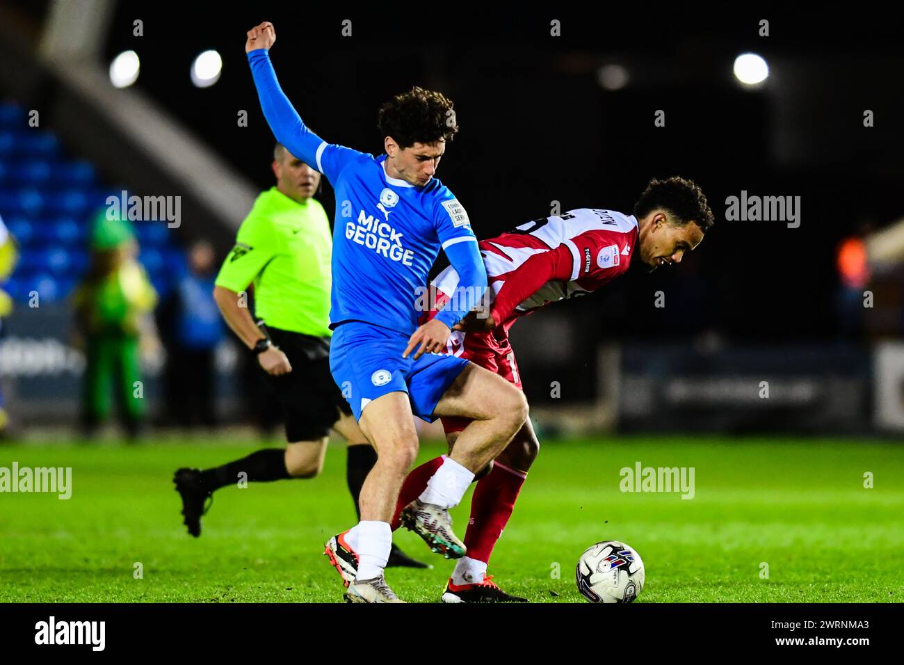 Terence Vancooten (15 Stevenage) sfidato da Joel Randall (14 Peterborough United) durante la partita Sky Bet League 1 tra Peterborough e Stevenage a London Road, Peterborough, mercoledì 13 marzo 2024. (Foto: Kevin Hodgson | mi News) crediti: MI News & Sport /Alamy Live News Foto Stock