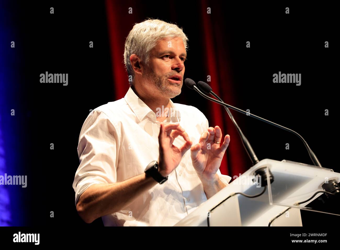 Laurent Wauquiez, politico francese "Les Républicains", durante la campagna elettorale a Sarlat nel Périgord noir a sostegno del locale c Foto Stock