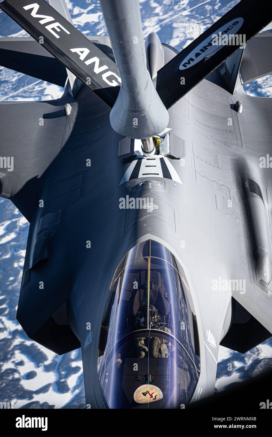 Spazio aereo svedese, Svezia. 11 marzo 2024. Un F-35 Lightning II da caccia stealth della Royal Air Force norvegese, si rifornisce da un KC-135 Stratotanker della United States Air Force durante l'esercitazione Nordic Response 24, 11 marzo 2024 sopra la Svezia. Nordic Response è un esercizio multinazionale annuale guidato dalla Norvegia. Credito: MSgt. Andrew Sinclair/Stati Uniti Air Force/Alamy Live News Credit: MSgt. Andrew Sinclair/Stati Uniti Air Force/Alamy Live News Foto Stock