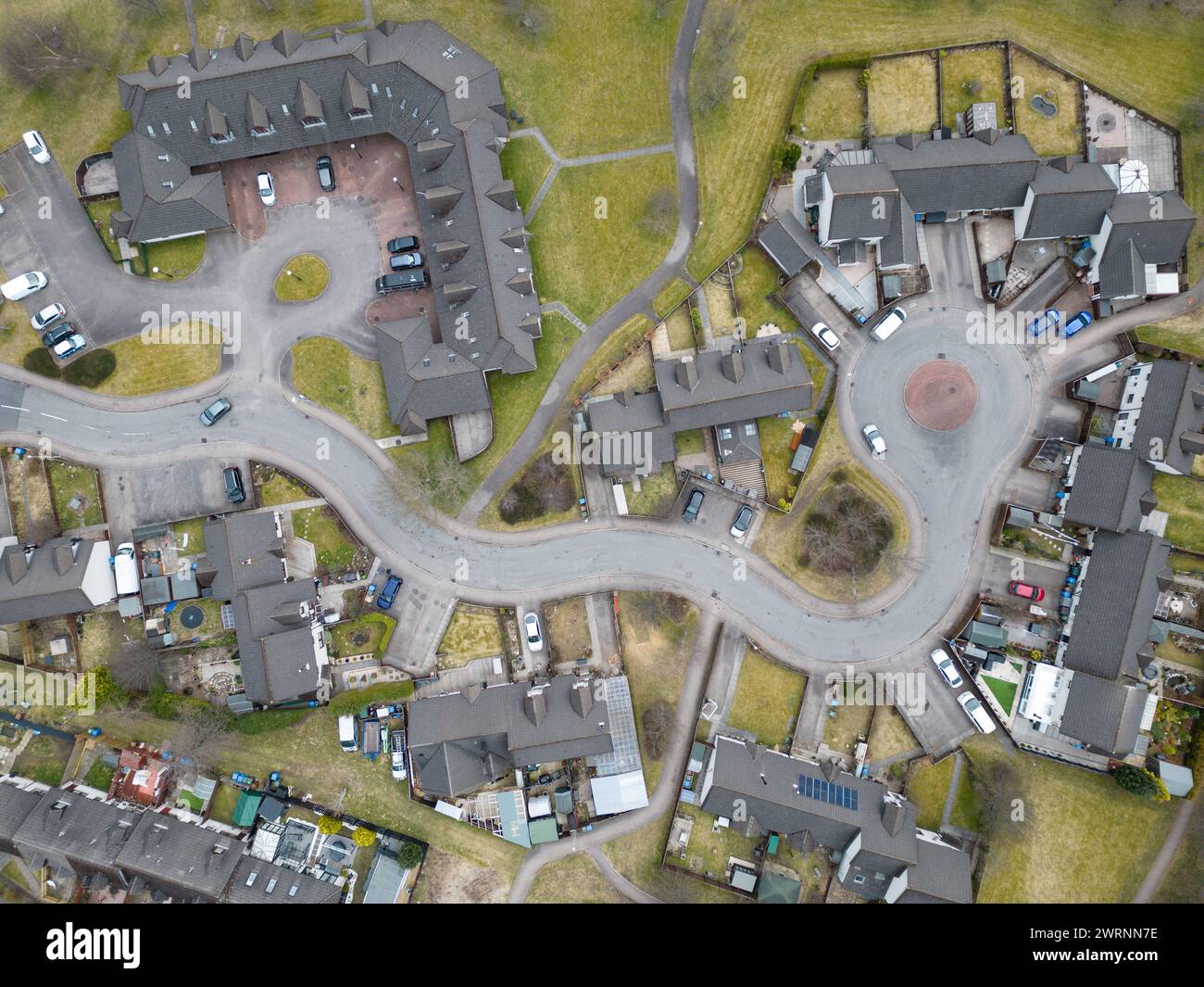 Case moderne nella città di Aviemore nelle Highlands scozzesi con strade progettate per calmare il traffico Foto Stock