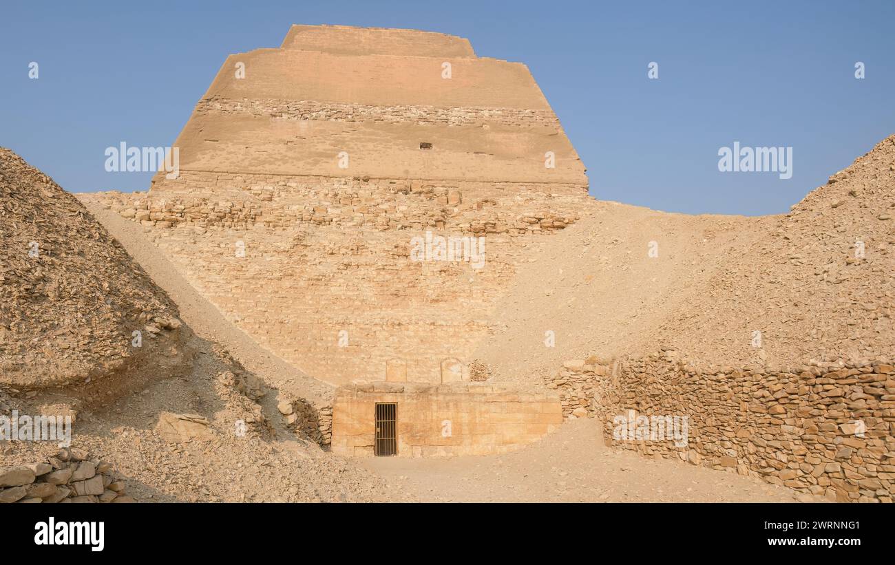 Saqqara, Egitto - la piramide di Meidum, Egitto, si trova a circa 72 chilometri a sud dell'attuale Cairo. Foto Stock