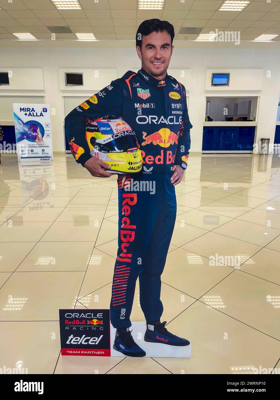 Immagine stampata di Sergio Perez o Checo Perez pilota di Form 1 in dimensioni reali di una persona negli uffici Telcel Hermosillo Messico. Pubblicità, Marketing, sponsorizzazione Red Bull, oracle, casco (© foto di Luis Gutierrez/Norte Photo) Imagen impresa de Sergio Perez o Checo Perez piloto de la forma 1 en tamaño Real de una perosna en las oficas de Telcel Hermosillo Mexico. Publicidad, Marketing, Red Bull patrocinio , oracle, casco (© foto di Luis Gutierrez/Norte Photo) Foto Stock
