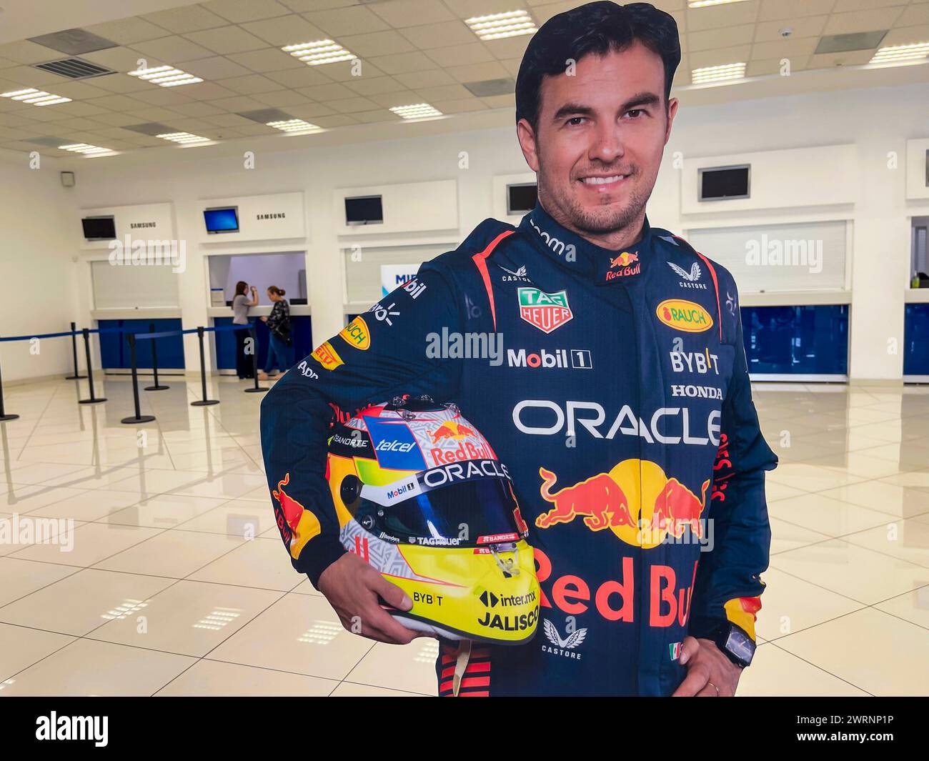 Immagine stampata di Sergio Perez o Checo Perez pilota di Form 1 in dimensioni reali di una persona negli uffici Telcel Hermosillo Messico. Pubblicità, Marketing, sponsorizzazione Red Bull, oracle, casco (© foto di Luis Gutierrez/Norte Photo) Imagen impresa de Sergio Perez o Checo Perez piloto de la forma 1 en tamaño Real de una perosna en las oficas de Telcel Hermosillo Mexico. Publicidad, Marketing, Red Bull patrocinio , oracle, casco (© foto di Luis Gutierrez/Norte Photo) Foto Stock