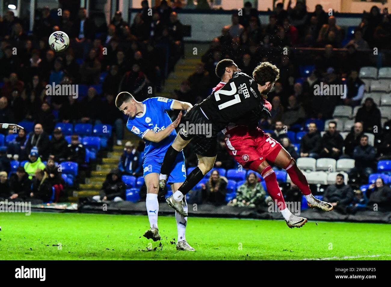 Il portiere Jed Steer (21 Peterborough United) lancia un pugno sfidato da Vadaine Oliver (33 Stevenage) durante la partita Sky Bet League 1 tra Peterborough e Stevenage a London Road, Peterborough, mercoledì 13 marzo 2024. (Foto: Kevin Hodgson | mi News) crediti: MI News & Sport /Alamy Live News Foto Stock