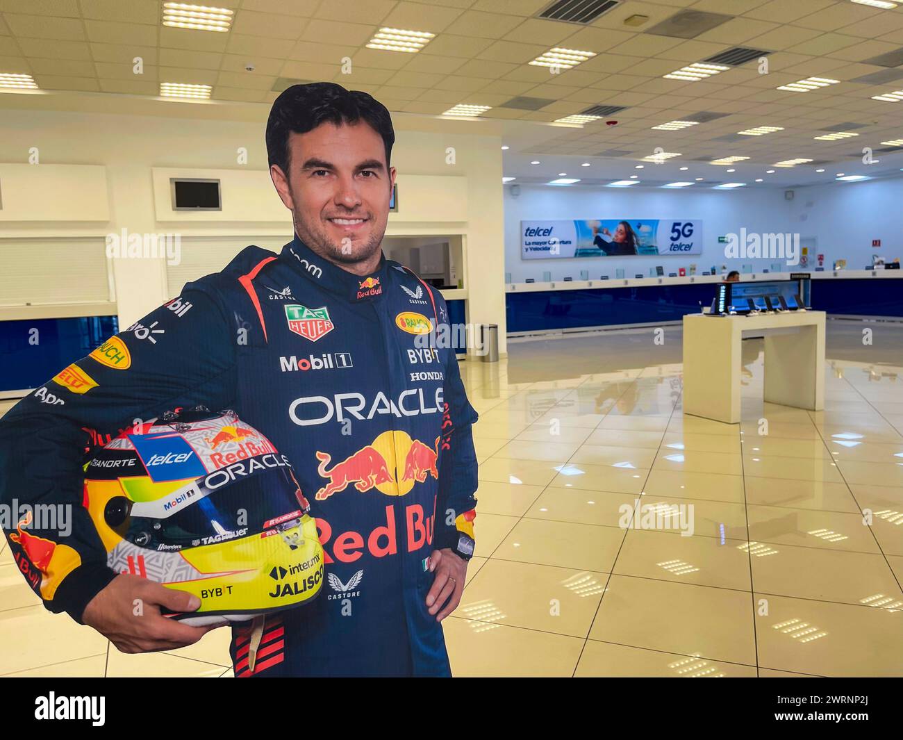 Immagine stampata di Sergio Perez o Checo Perez pilota di Form 1 in dimensioni reali di una persona negli uffici Telcel Hermosillo Messico. Pubblicità, Marketing, sponsorizzazione Red Bull, oracle, casco (© foto di Luis Gutierrez/Norte Photo) Imagen impresa de Sergio Perez o Checo Perez piloto de la forma 1 en tamaño Real de una perosna en las oficas de Telcel Hermosillo Mexico. Publicidad, Marketing, Red Bull patrocinio , oracle, casco (© foto di Luis Gutierrez/Norte Photo) Foto Stock