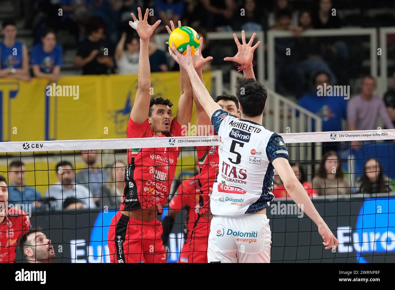 Trento, Italia. 13 marzo 2024. Blocco di Barthelemy Chinenyeze di cucine Lube Civitanova durante la partita tra ITAS Trentino Volley e cucine Lube Civitanova, semifinale di CEV Men Volley Champions League 2023/2024 al T Quotidiano Arena il 13 marzo 2024, Trento, Italia. Credito: Agenzia fotografica indipendente/Alamy Live News Foto Stock