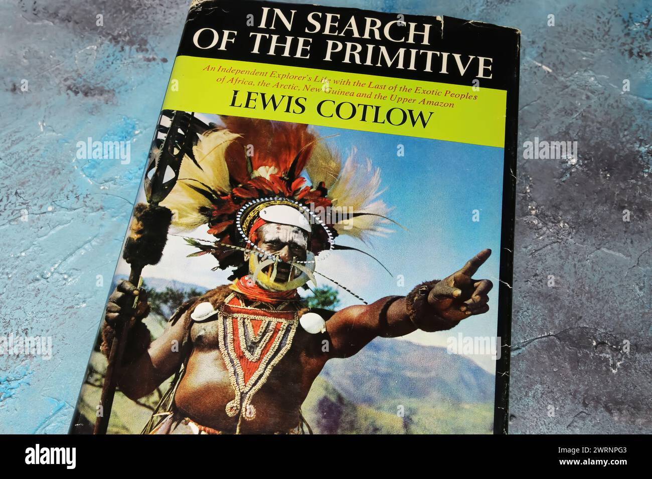 Viersen, Germania - 1 marzo. 2024: Copertina del libro Closeup of Lewis Cotlow alla ricerca del primitivo sui popoli esotici (focalizzazione sul centro) Foto Stock