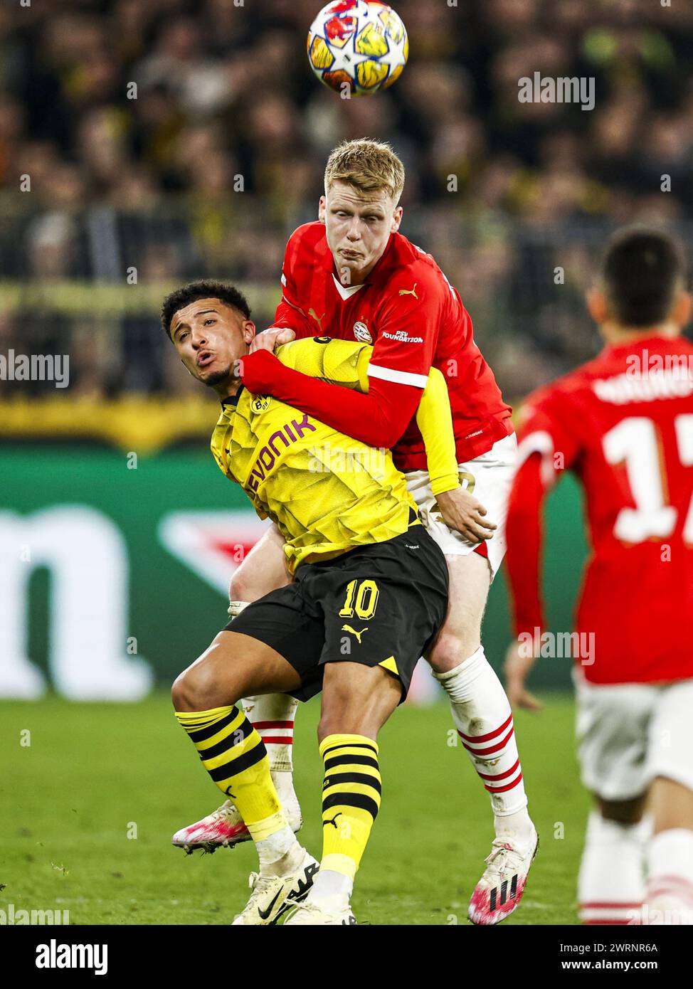DORTMUND - (l-r) Jadon Sancho del Borussia Dortmund, Jerdy Schouten del PSV Eindhoven durante l'ultima partita di UEFA Champions League tra Borussia Dortmund e PSV Eindhoven al Signal Iduna Park il 13 marzo 2024 a Dortmund, Germania. ANP MAURICE VAN STEEN Foto Stock