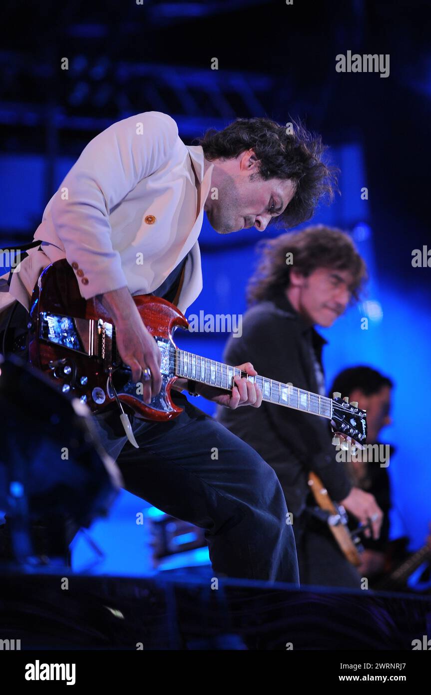 Verona 07/06/2009: Federico Poggipollini, chitarrista italiano della band Ligabue durante i Wind Music Awards all'Arena Foto Stock
