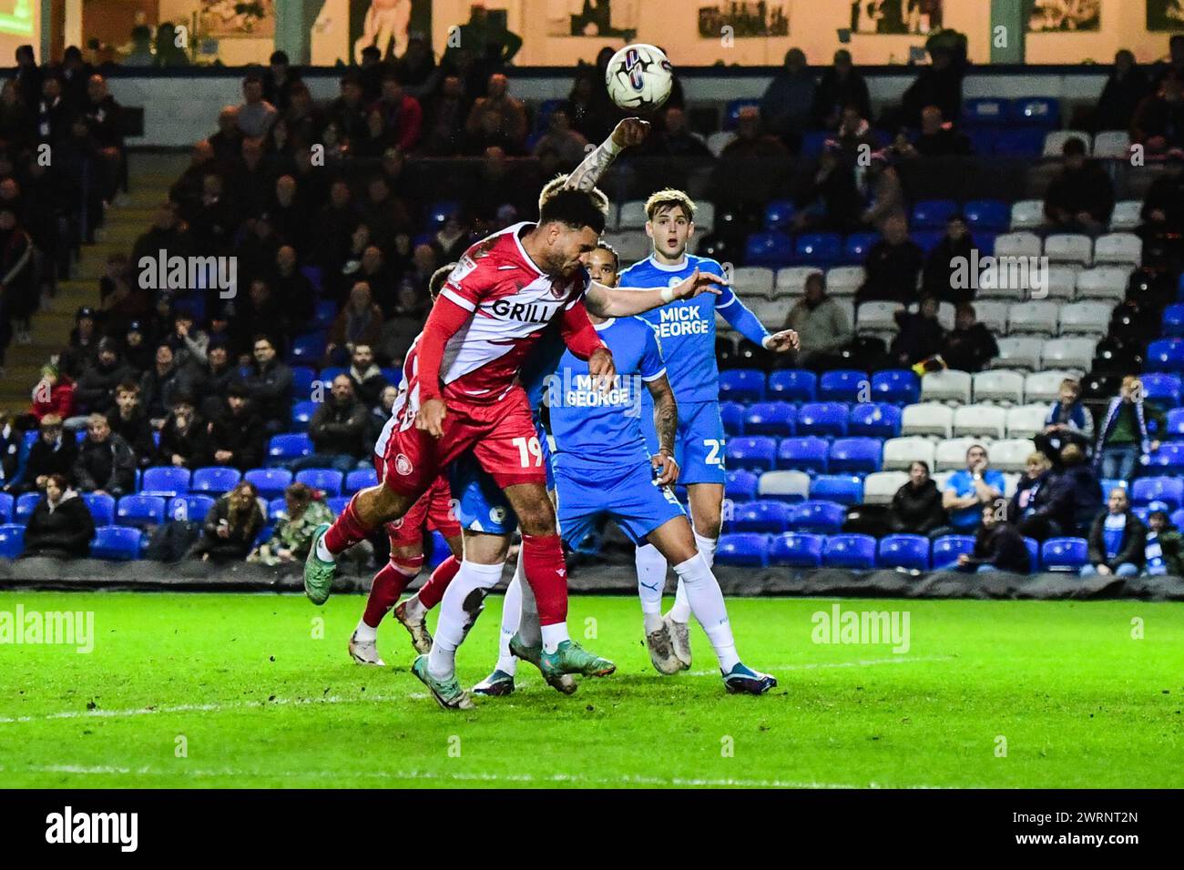 Jamie Reid (19 Stevenage) dirige il pallone sfidato da Josh Knight (5 Peterborough United) durante la partita Sky Bet League 1 tra Peterborough e Stevenage a London Road, Peterborough, mercoledì 13 marzo 2024. (Foto: Kevin Hodgson | mi News) crediti: MI News & Sport /Alamy Live News Foto Stock