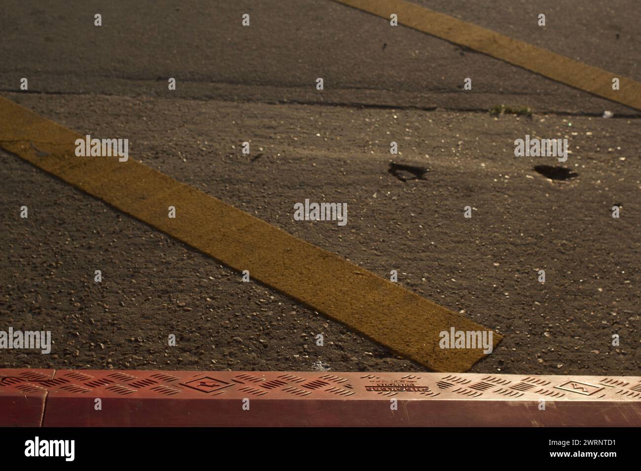 Blocco di parcheggio Orang con linee di parcheggio dipinte di giallo durante l'ora d'oro - primo piano - posto di parcheggio Foto Stock