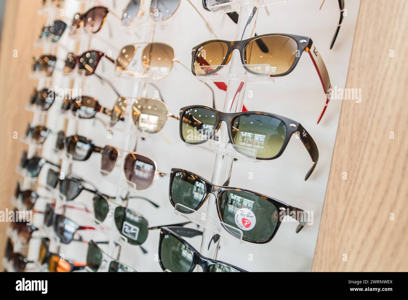 Occhiali, occhiali e montature disponibili presso un ufficio di optometria Foto Stock