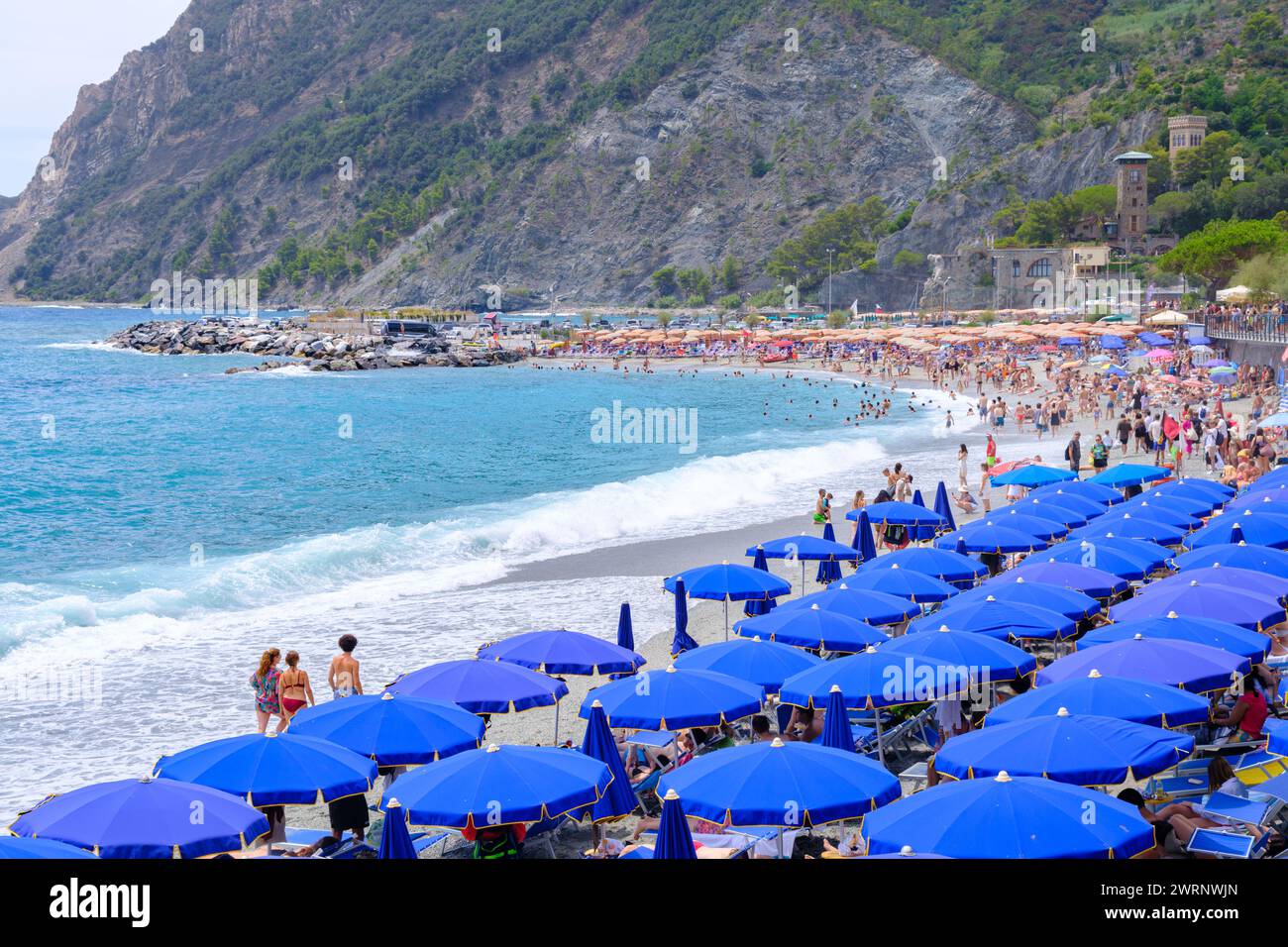 Monterosso al Mare, IT - 25 luglio 2023: Persone in spiaggia in estate Foto Stock