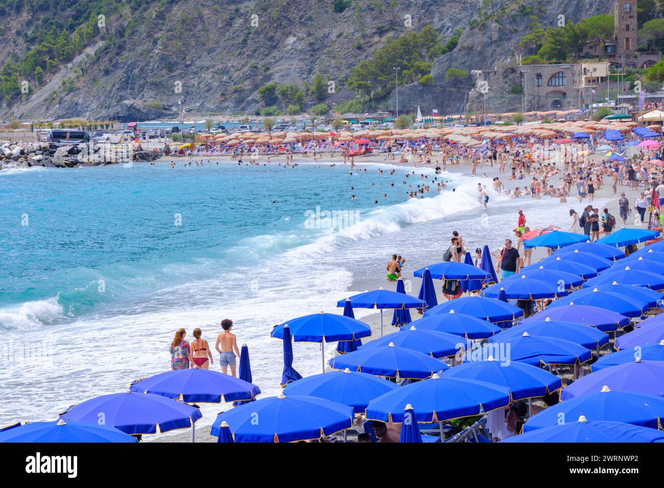 Monterosso al Mare, IT - 25 luglio 2023: Persone in spiaggia in estate Foto Stock