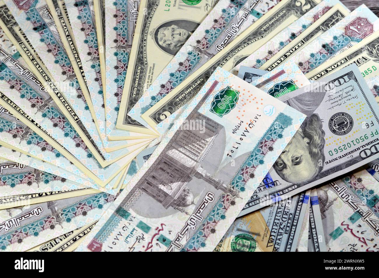 Banconote egiziane da 100 EGP LE banconote da cento sterline e USD dollari americani in contanti, tassi di cambio dell'Egitto e degli stati Uniti d'America Foto Stock