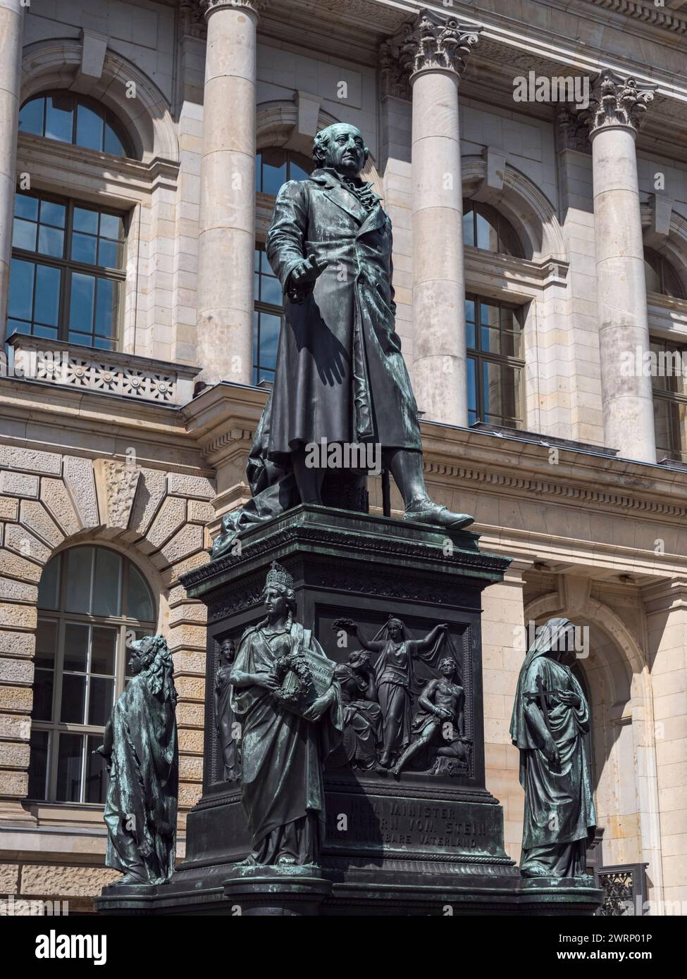 Monumento a Freiherr vom Stein all'esterno dell'edificio del Parlamento (Abgeordnetenhaus Berlin), camera dei rappresentanti/deputati, Berlino, Germania. Foto Stock