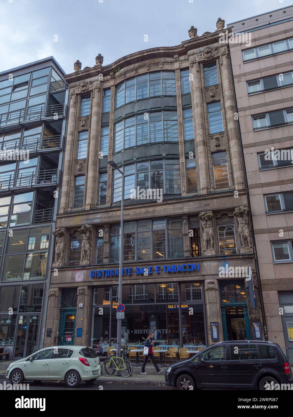 L'impressionante facciata del ristorante italiano sale e Tabacchi a Berlino, Germania. Foto Stock