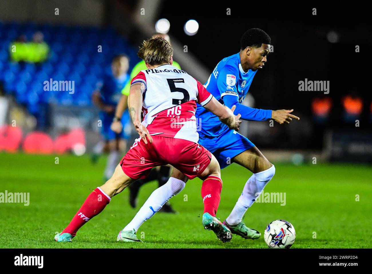 Malik Mothersille (18 Peterborough United) sfidato da Carl Piergianni (5 Stevenage) durante la partita Sky Bet League 1 tra Peterborough e Stevenage a London Road, Peterborough, mercoledì 13 marzo 2024. (Foto: Kevin Hodgson | mi News) crediti: MI News & Sport /Alamy Live News Foto Stock