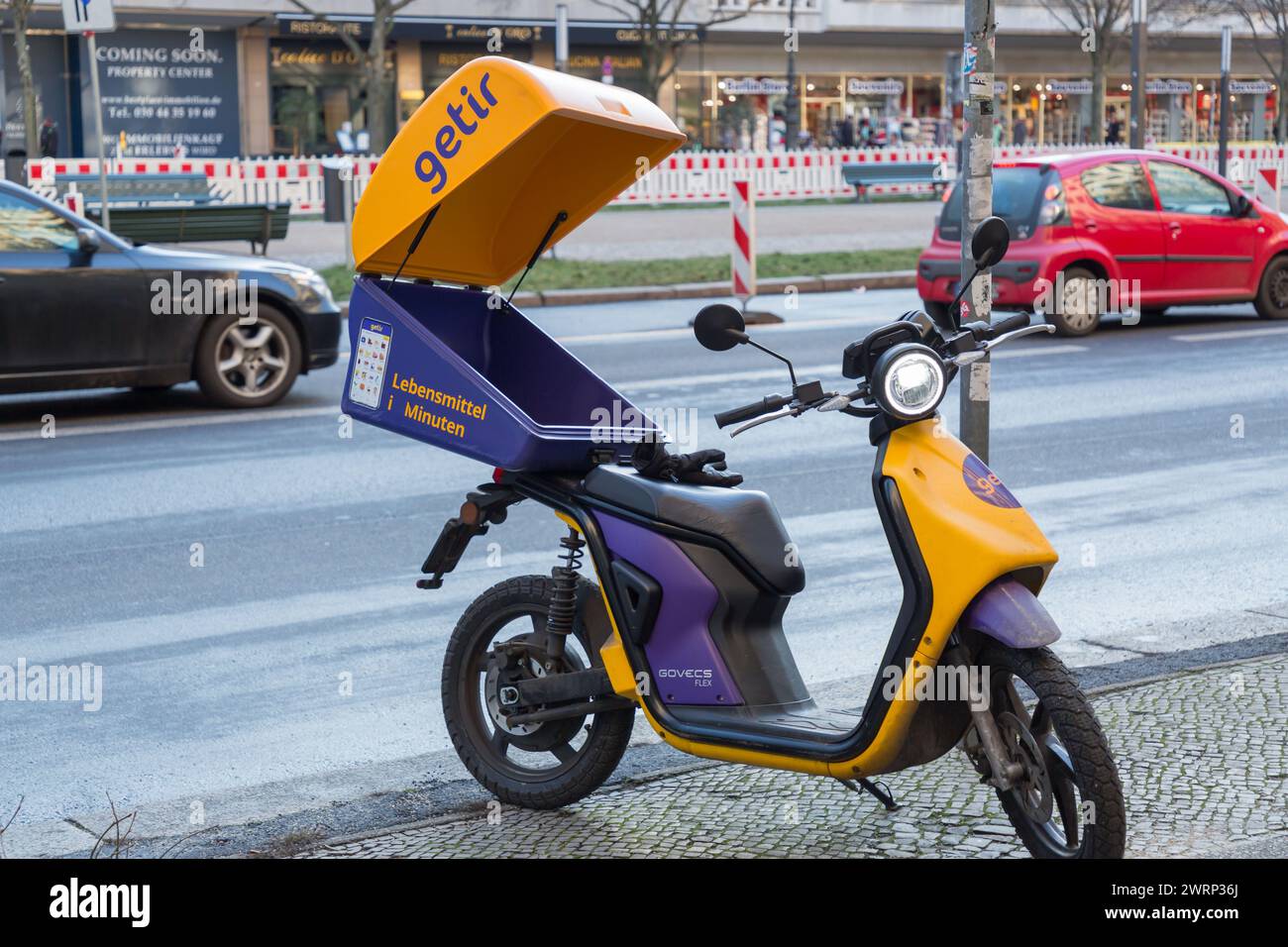 Berlino, Germania - 16 dicembre 2021: Getir moto per le strade di Berlino. Getir è un'app per la consegna di generi alimentari, cibo, ecc. con sede a Istanbul, Turchia. Foto Stock