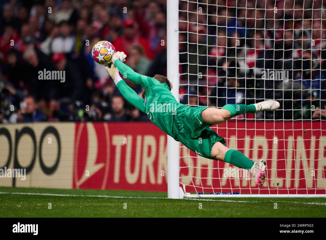 MADRID, SPAGNA - 13 MARZO: Jan Oblak portiere dell'Atletico de Madrid ferma la palla durante il turno di UEFA Champions League 2023/24 del 16° turno di andata e ritorno tra l'Atletico de Madrid e l'FC Internazionale Milan allo stadio Civitas Metropolitano il 13 marzo 2024 a Madrid, Spagna. (Foto di Francisco Macia/Photo Players Images) Foto Stock