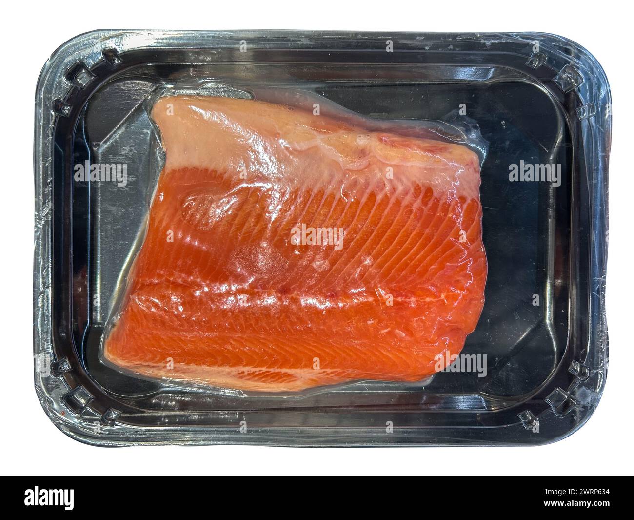 Fetta di salmone congelata in un vassoio di plastica nero sigillato sottovuoto per la cottura isolata su bianco con percorso di ritaglio Foto Stock
