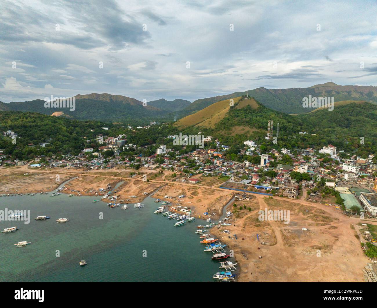 Barche sulla costa nella città di Coron. Edifici e aree residenziali. Palawan, Filippine. Foto Stock