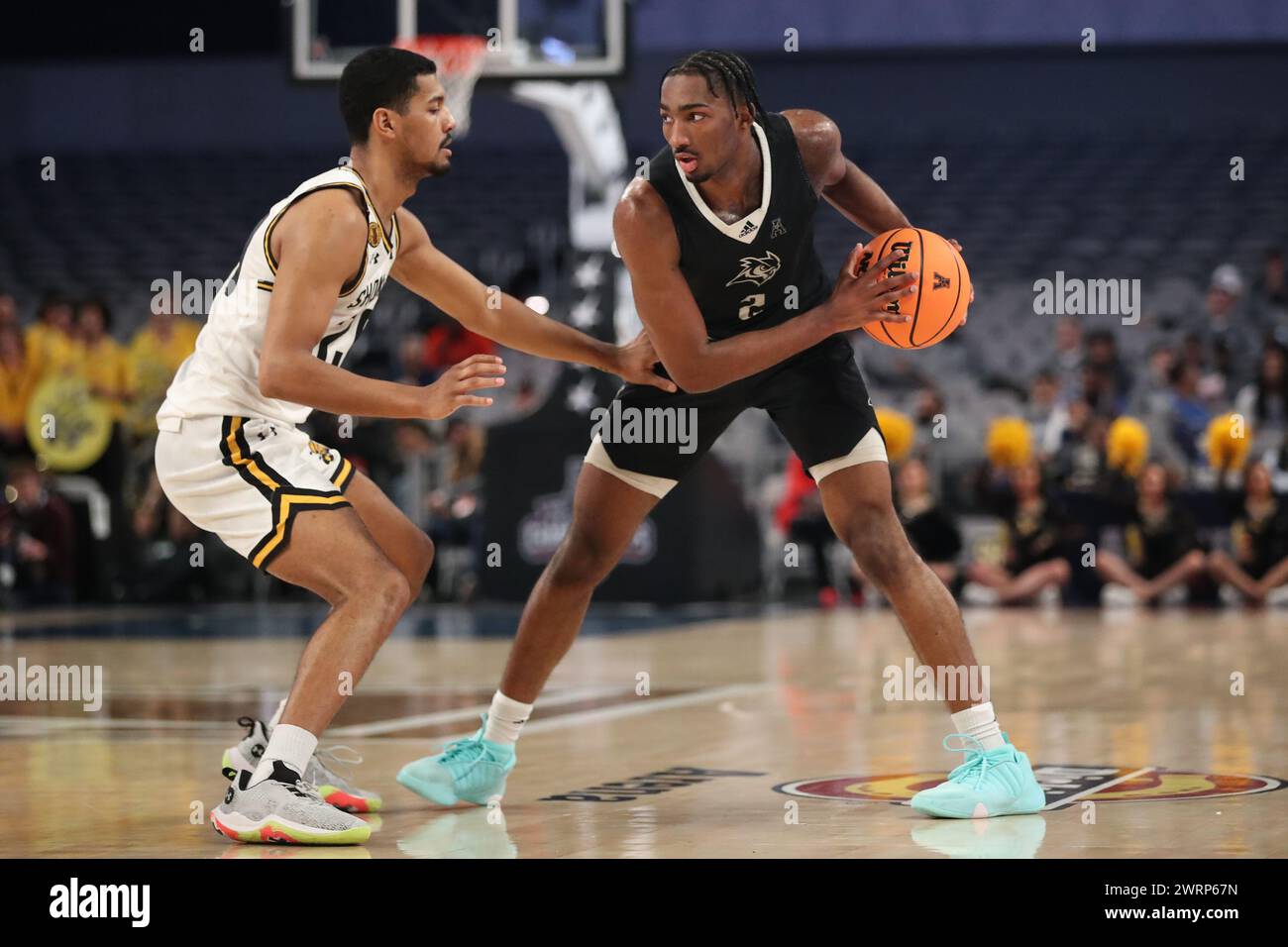 Fort Worth, Texasu, Stati Uniti. 13 marzo 2024. MEKHI MASON di Rice (2) cerca un compagno di squadra aperto come le guardie HARLOND BEVERLY di Wichita State durante la partita all'American Athletic Conferfence Championship per il mercoledì di basket maschile alla Dickies Arena di Fort Worth, Texas. (Immagine di credito: © Brian McLean/ZUMA Press Wire) SOLO PER USO EDITORIALE! Non per USO commerciale! Foto Stock