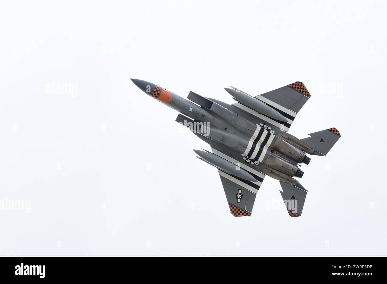 L'eredità del 173rd Fighter Wing F-15 Eagle decolla il 7 marzo 2024 presso l'aeroporto internazionale di Honolulu, Hawaii. Il velivolo dal design unico è decorato con una vernice commemorativa, rendendo omaggio all'eredità del tenente David R. Kingsley, vincitore della medaglia d'onore della seconda guerra mondiale. Gli Eagles di Kingsley Field, Oregon, si addestrarono insieme agli F-22 Raptors, del 199th e 19th Fighter Squadrons, come parte dell'esercitazione Sentry Luau. (Foto U.S. Air National Guard di Tech. Sergente John Linzmeier) Foto Stock