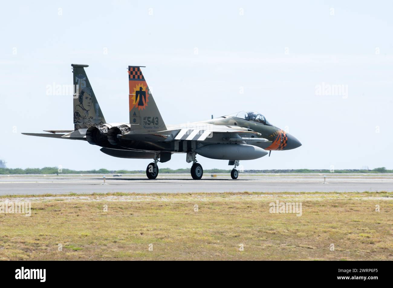 I taxi F-15 Eagle del 173rd Fighter Wing il 27 febbraio 2024, all'aeroporto internazionale di Honolulu, Hawaii. Il velivolo dal design unico è decorato con una vernice commemorativa, rendendo omaggio all'eredità del tenente David R. Kingsley, vincitore della medaglia d'onore della seconda guerra mondiale. Gli Eagles di Kingsley Field, Oregon, si addestrarono insieme agli F-22 Raptors, del 199th e 19th Fighter Squadrons, come parte dell'esercitazione Sentry Luau. (Foto U.S. Air National Guard di Tech. Sergente John Linzmeier) Foto Stock