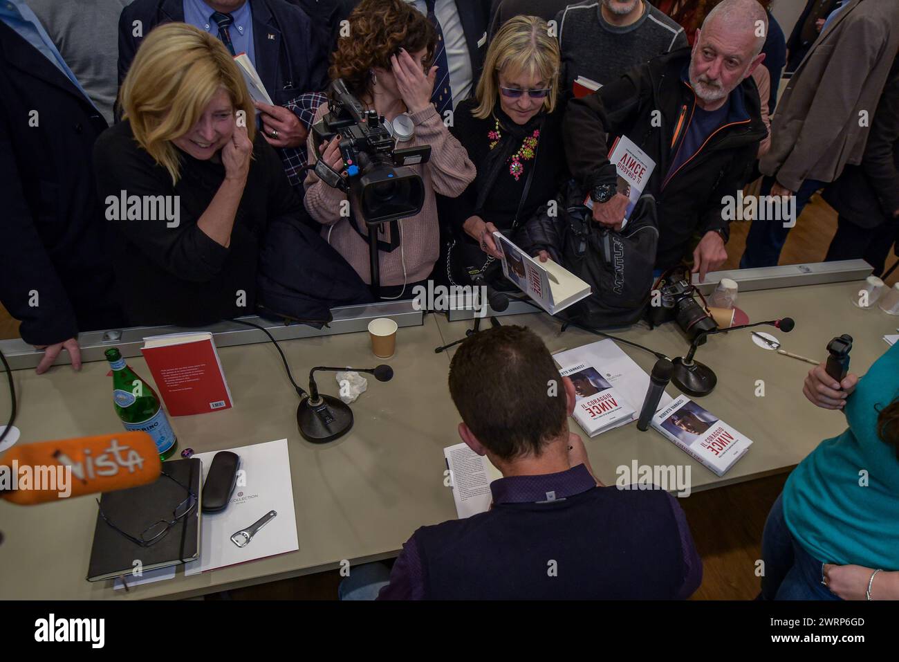 Roma, Italia. 13 marzo 2024. Il generale Roberto Vannacci firma copie del suo nuovo libro "il coraggio vince" a Roma. Credito: SOPA Images Limited/Alamy Live News Foto Stock