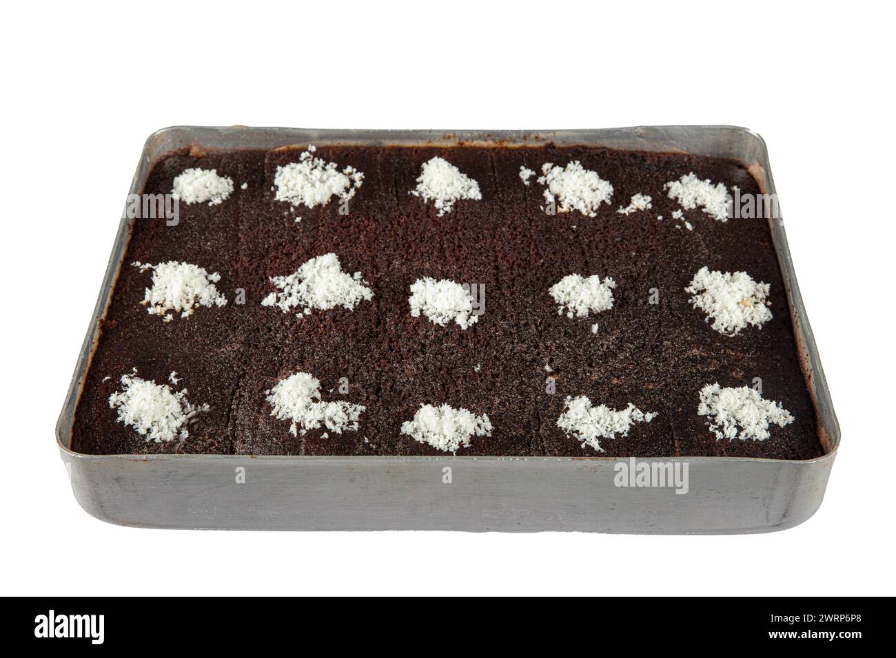 Deliziosa torta turca con revani di sciroppo su un piatto bianco. Il Revani con panna e pistacchio è uno dei piatti tradizionali del Medio Oriente. Foto Stock
