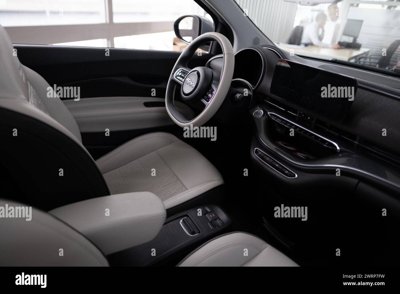 Quadro strumenti, volante, quadro strumenti digitale, cruscotto Fiat 500 e Classic limousine Cabrio car, Innovation Automotive Industry Show a FR Foto Stock