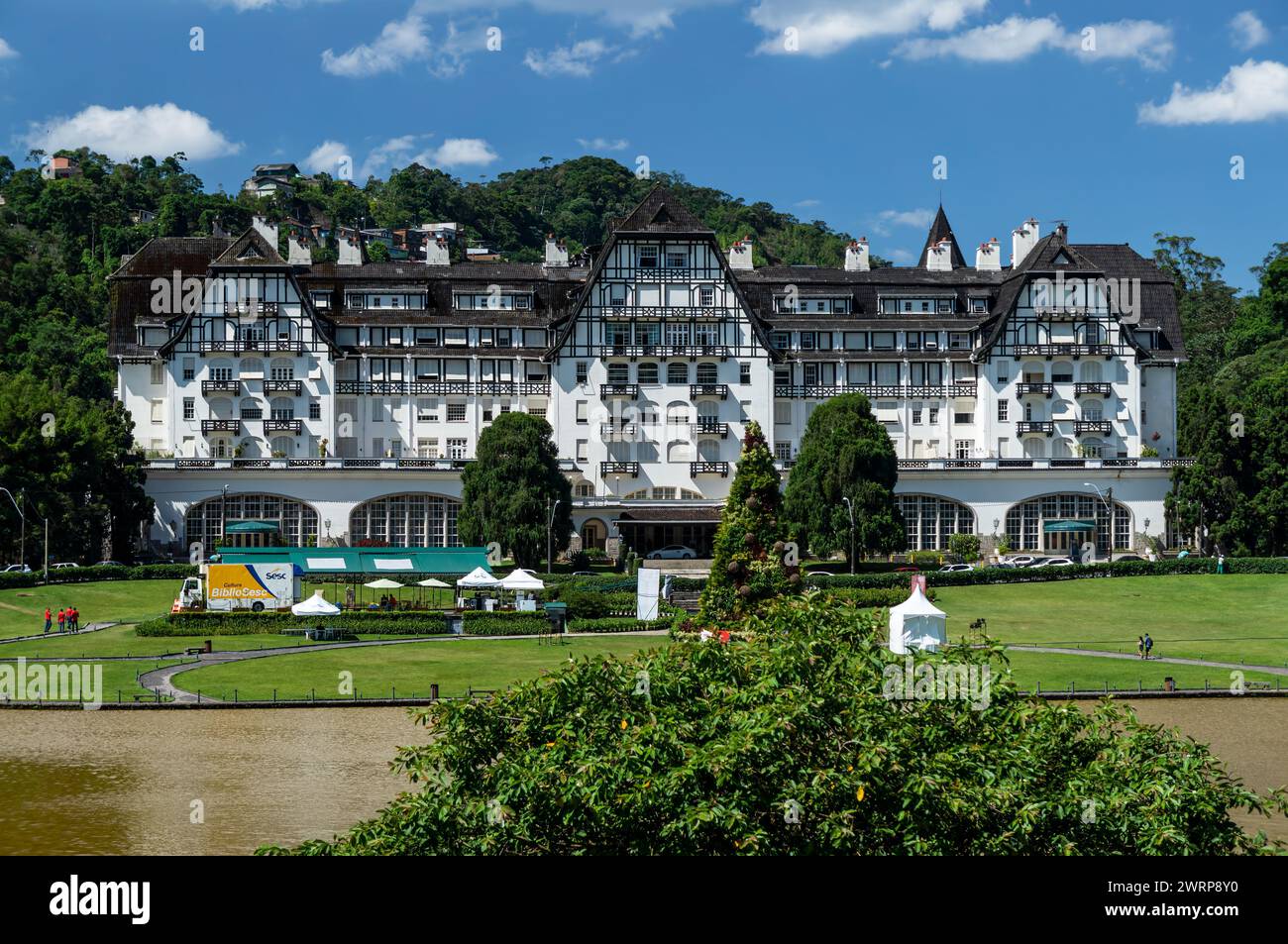 Vista frontale del Quitandinha Palace, storico ex resort hotel e famoso punto di riferimento di Petropolis, sotto il cielo azzurro nuvoloso e soleggiato del pomeriggio d'estate. Foto Stock