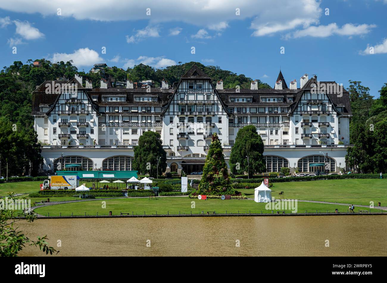 Vista frontale del Quitandinha Palace, storico ex resort hotel e famoso punto di riferimento di Petropolis, sotto il cielo azzurro nuvoloso e soleggiato del pomeriggio d'estate. Foto Stock