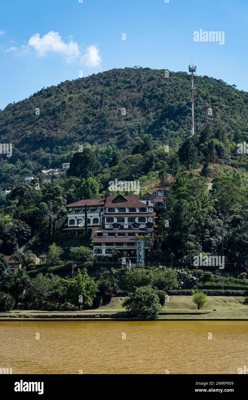 Vista del Gallardin Palace Hotel su di una collina circondata da una fitta vegetazione verde della foresta nel quartiere di Quitandinha sotto il sole del cielo azzurro estivo. Foto Stock