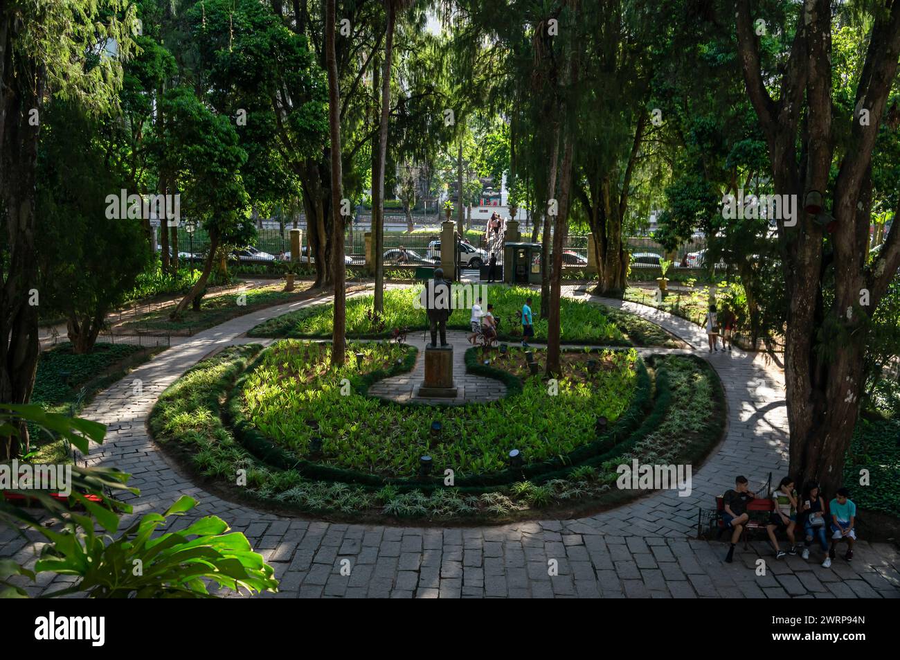 L'area principale del Palazzo Imperiale di Petropolis, giardini di vegetazione verde in via Rua da Imperatriz, nel quartiere Centro, sotto la giornata di sole pomeridiana estiva. Foto Stock