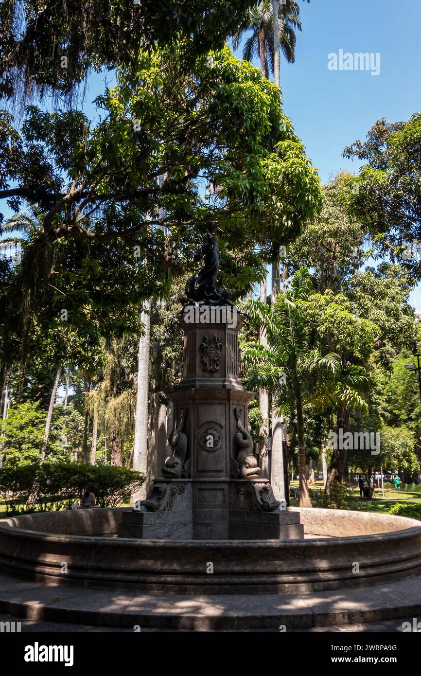La fontana del Nascimento de Venere (nascita di Venere) nel mezzo dei giardini del Palazzo Catete situato nel quartiere Flamengo sotto il cielo blu del mattino d'estate. Foto Stock
