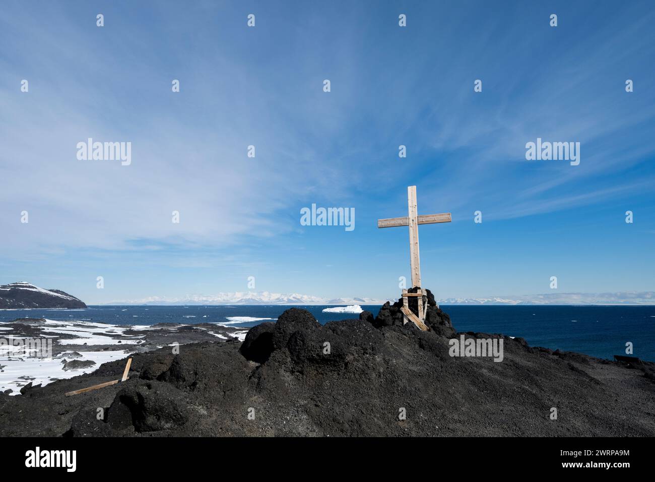 Antartide, Mare di Ross, Isola di Ross, Capo Evans. Wind Vane Hill, monumento commemorativo a tre degli uomini della spedizione morti. Foto Stock