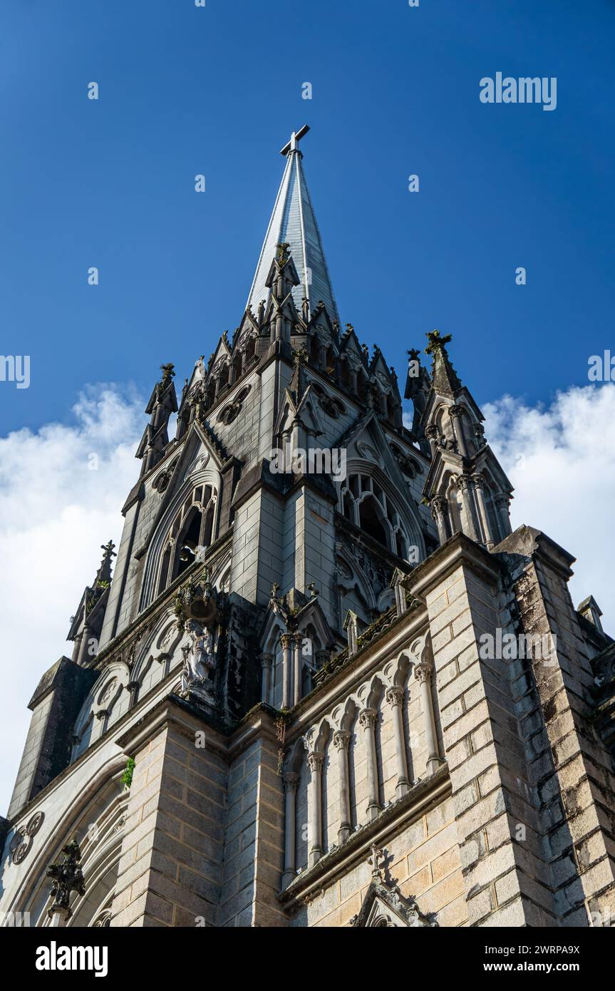 Guardando in alto uno degli angoli della facciata della chiesa della Cattedrale di Petropolis nel quartiere Centro sotto il cielo azzurro nuvoloso del pomeriggio d'estate. Foto Stock