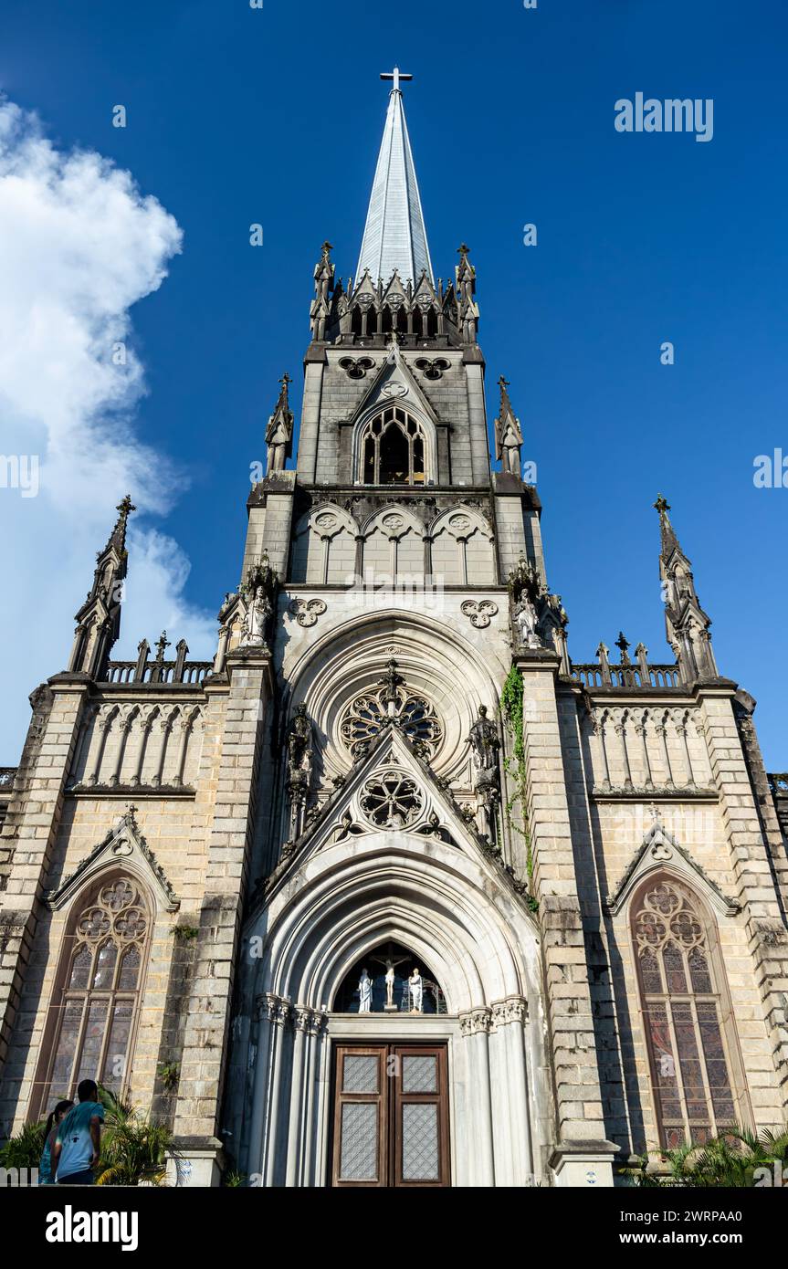 Guardando in alto l'ingresso principale e la facciata della chiesa della Cattedrale di Petropolis nel quartiere Centro sotto il cielo azzurro nuvoloso del pomeriggio estivo. Foto Stock