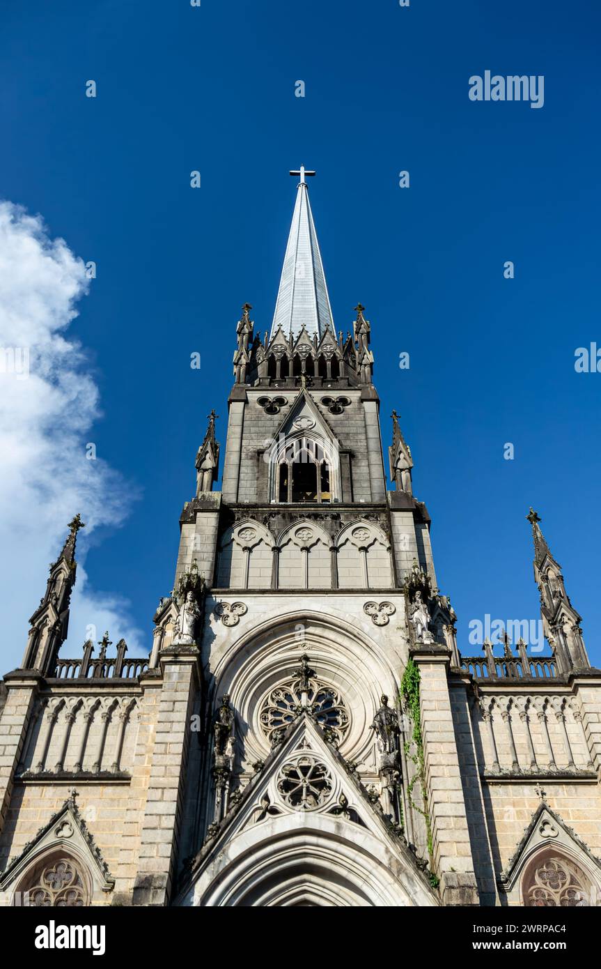 Guardando in alto l'ingresso principale e la facciata della chiesa della Cattedrale di Petropolis nel quartiere Centro sotto il cielo azzurro nuvoloso del pomeriggio estivo. Foto Stock