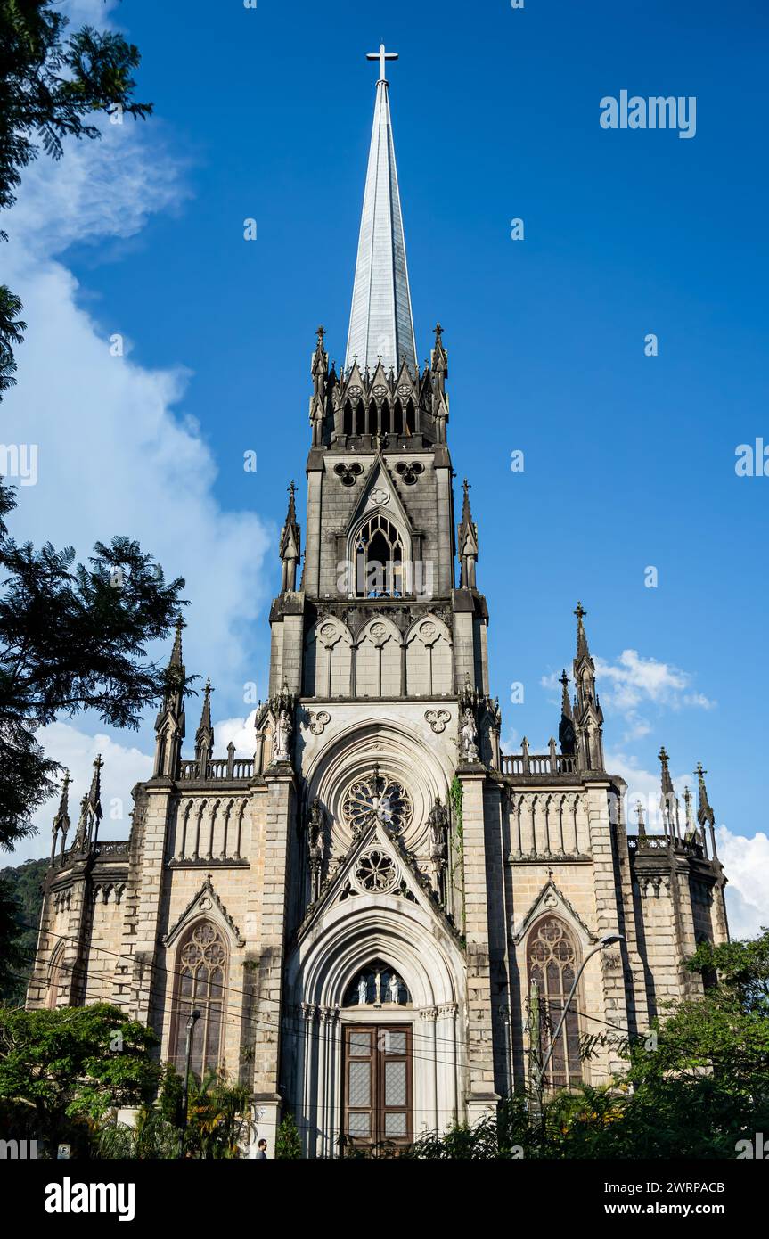 Vista completa della facciata d'ingresso principale della cattedrale di Petropolis, nel quartiere Centro, sotto il cielo azzurro nuvoloso e soleggiato del pomeriggio estivo. Foto Stock