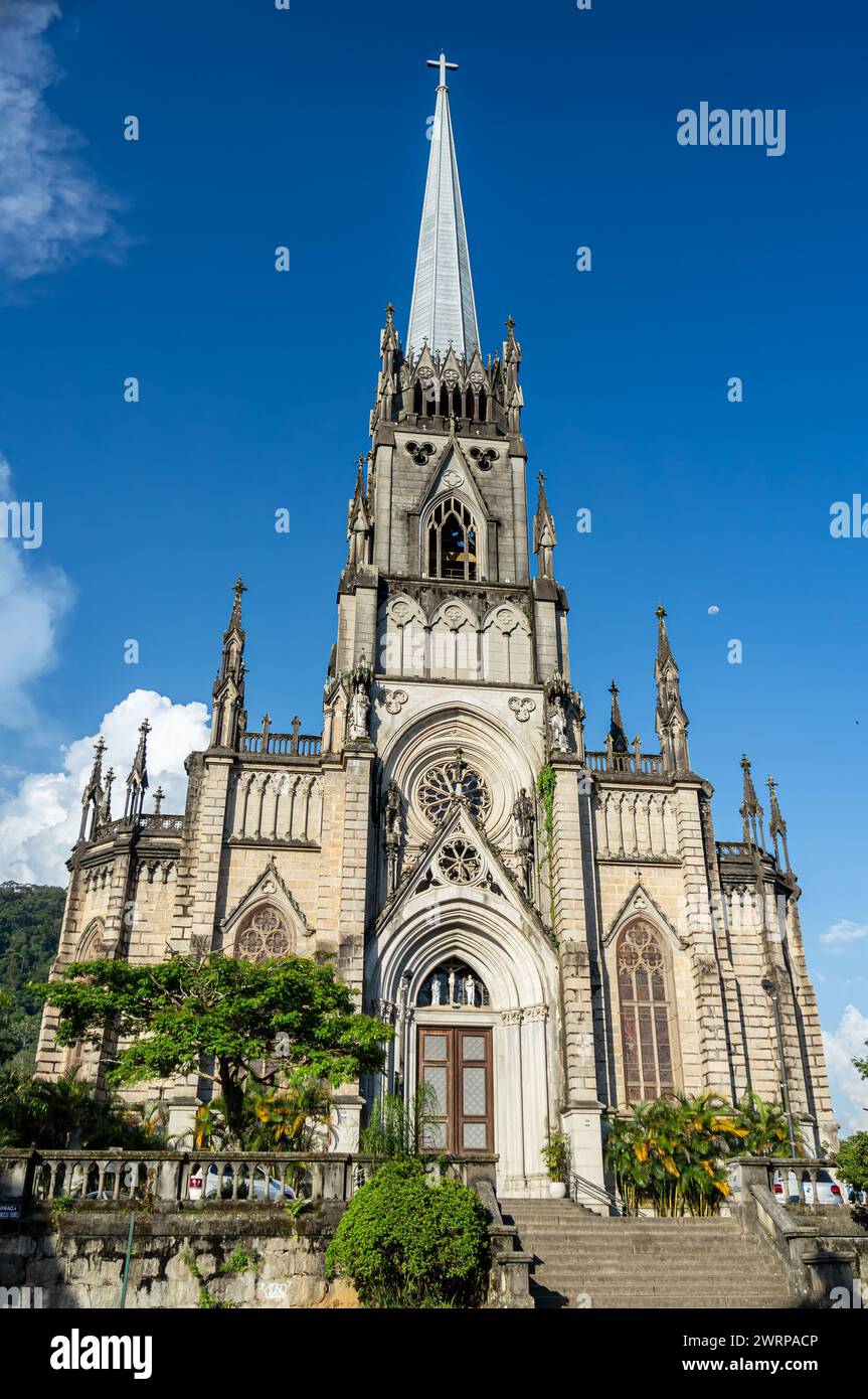 Vista completa dell'ingresso principale e della facciata della chiesa della Cattedrale di Petropolis nel quartiere Centro sotto il cielo azzurro nuvoloso del pomeriggio estivo. Foto Stock